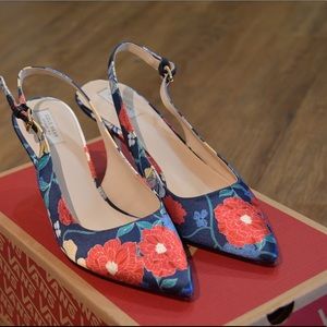 Lightly used Cole Haan heels size 6